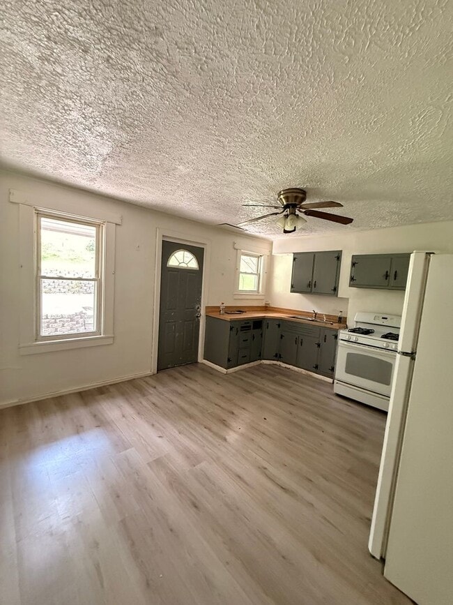 Building Photo - 2 Bedroom 1 Bathroom Townhouse For Rent