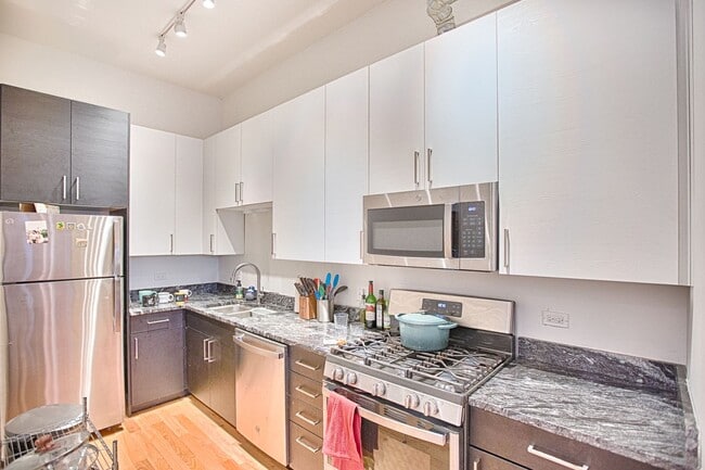 Photo - All New Huge Wicker Park 1 Bedroom Unidad 2R
