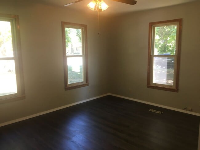 Photo - $1100 - 3 bed 1 bath - Single Family Home