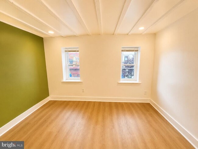 Photo - 109 W Thompson St