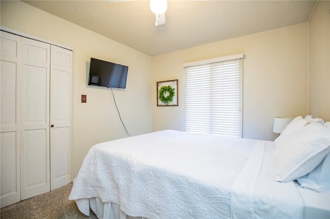 Building Photo - 107 NW Winfield Ln