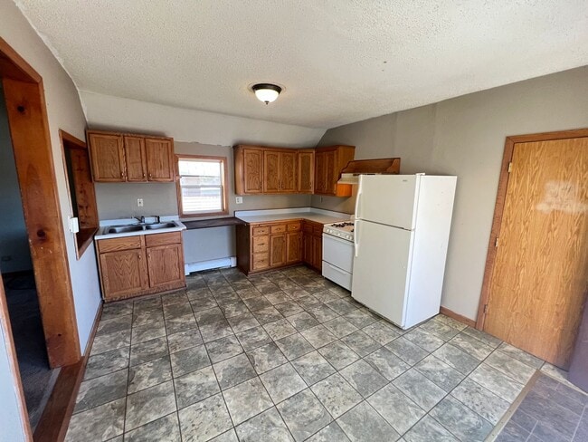 Photo - Upper Level 2 Bedroom Apartment - AVAILABLE JUNE Unit 2014 1/2 Banks Ave
