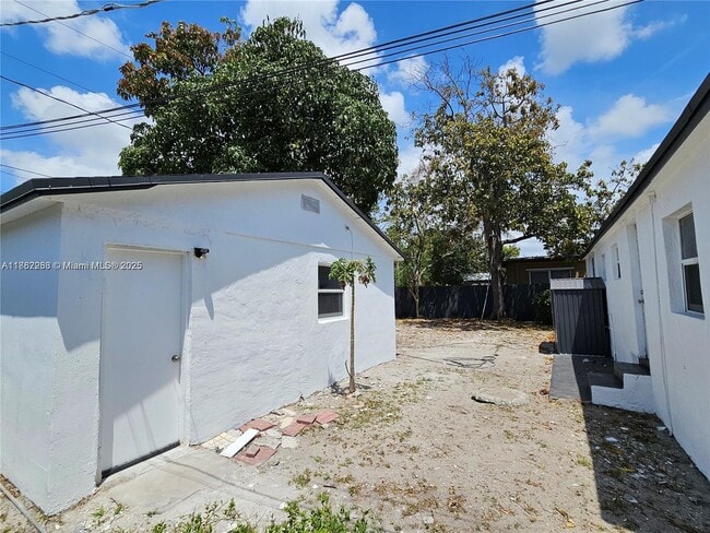 Building Photo - 11714 NW 3rd Ave Unit BACK Rental