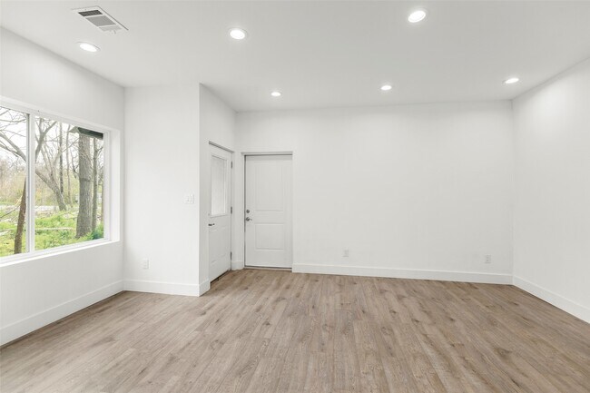 Photo - 2202 Wavell St