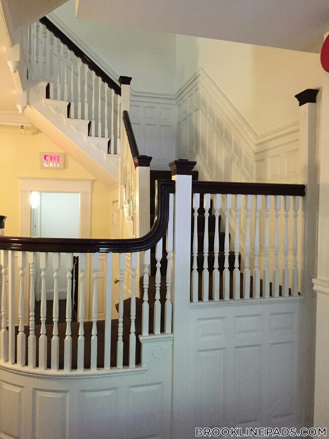 Photo - 1077 Beacon St Unidad 9