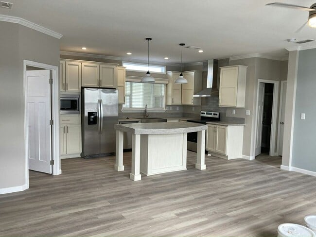 3821 Vine Trl