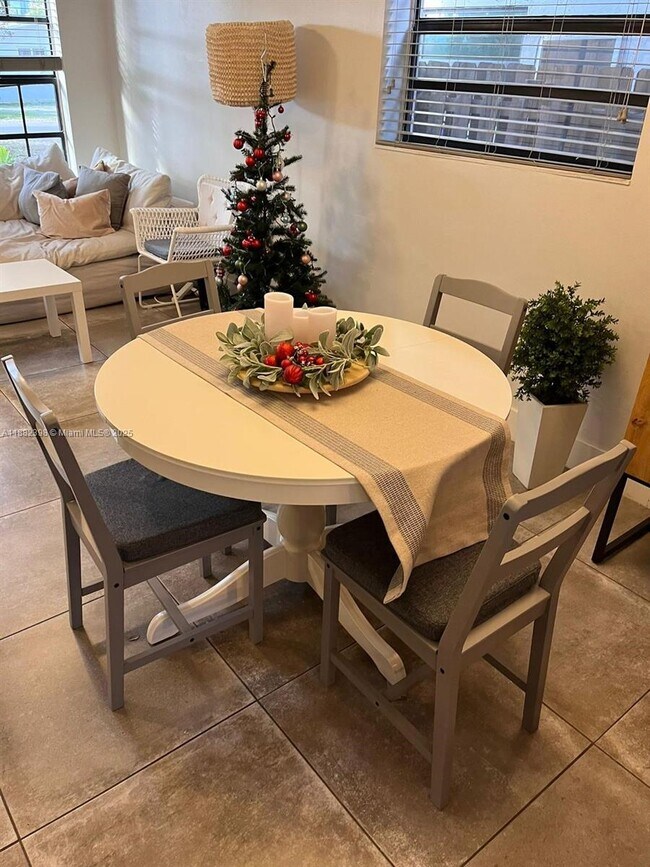 Photo - 2565 NE 182nd St