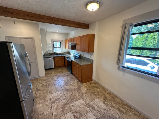 Building Photo - 1202 Jackson St Rental