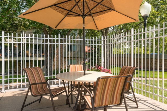 Photo - Royal Oaks Apartments