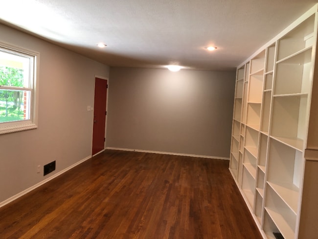 Photo - 1104 Lynmoor Dr NE