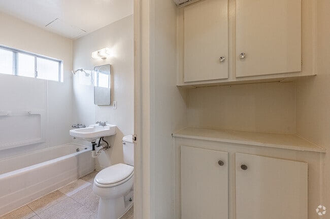 1BR, 1BA - 700SF - Storage