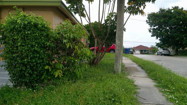 Photo - 900 W 9th St