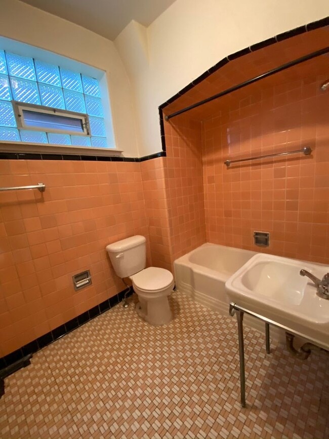 Photo - Great One Bedroom on Fifth Ave in Oakland!... Unit 360402R