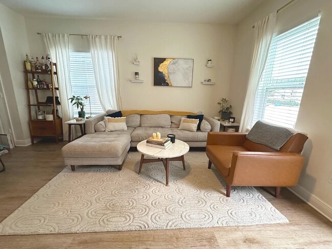 Sala de estar - 1736 W Walnut St