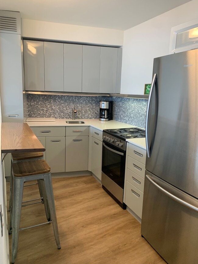 Kitchen - 300 N State St Unit 5001