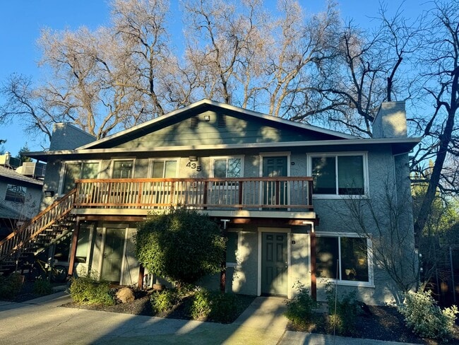 Building Photo - 435 Maple St