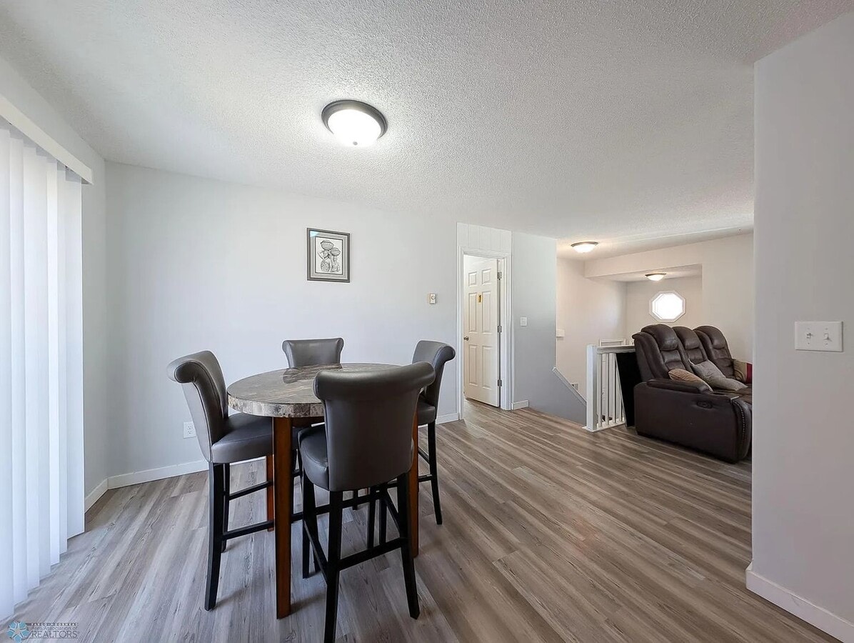 Photo - 2024 4th Ave E