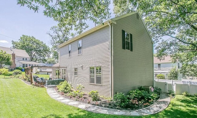 Photo - 295 Sugartown Rd