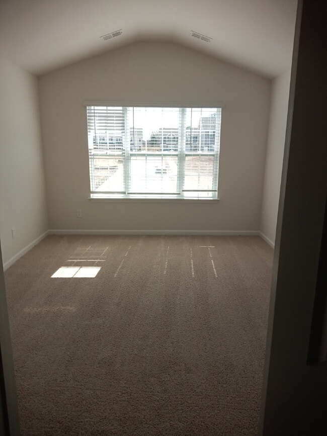 "Charming 3-Bed Townhouse with Granite Accents on Amberview Lane, Kernersville!"
