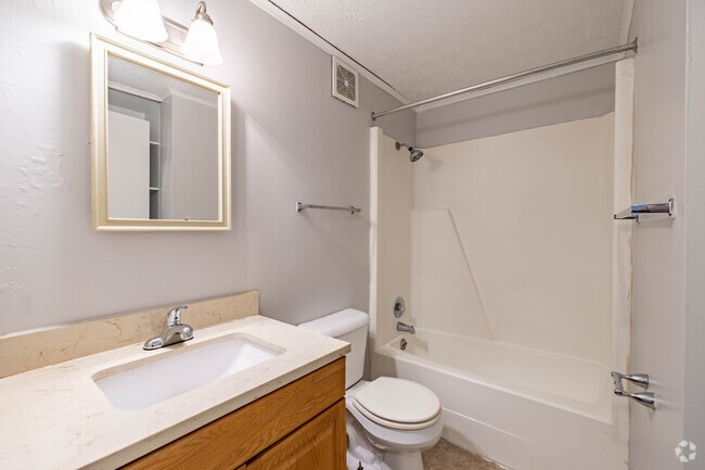 1BR, 1BA - 576SF - Primary Bathroom