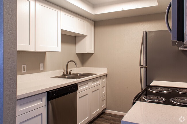Renovated - 1 BD, 1 BA - 750 SQ FT