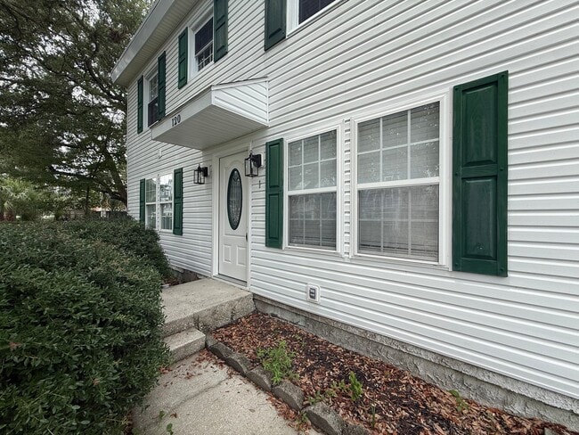 Building Photo - 120 N Pinewood Dr