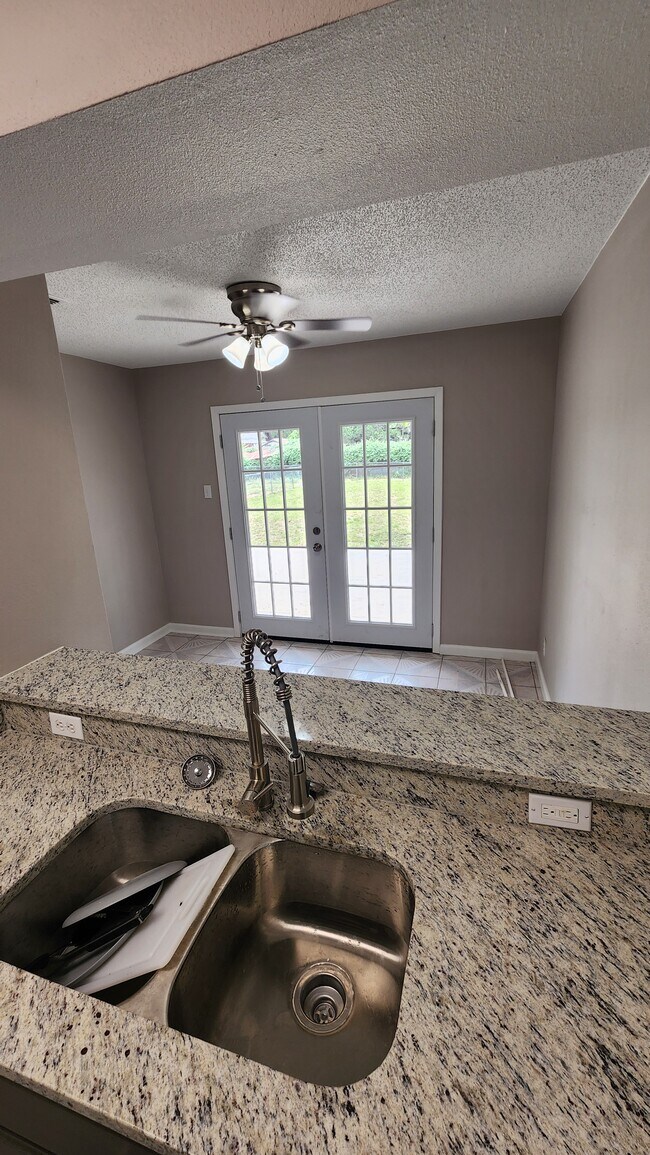 Photo - 606 Crocket St