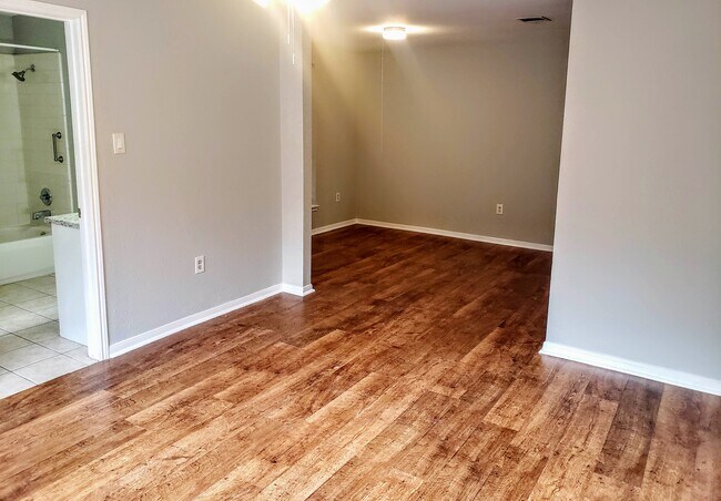 Large master bedroom - 615 Park Grove Ln