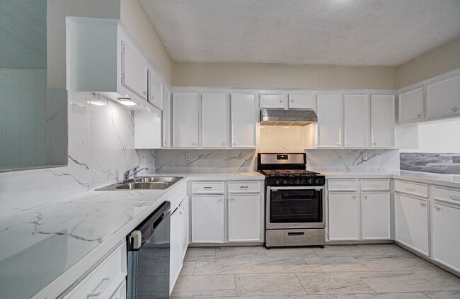 Photo - 8820 Bissonnet St