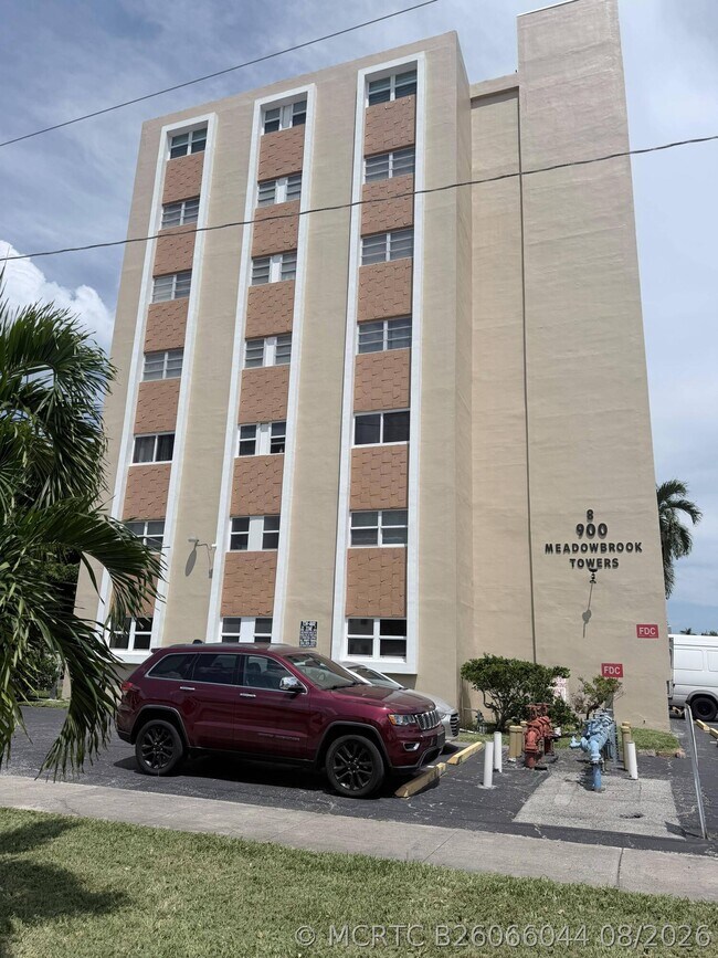 Building Photo - 900 NE 12th Ave Unit 708