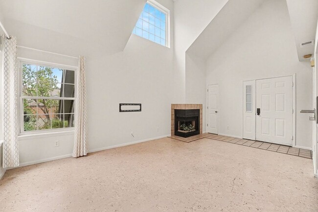 Building Photo - Bright Top-Floor 2 Bed, 2 Bath Condo with Loft & Vaulted Ceilings Unit B6
