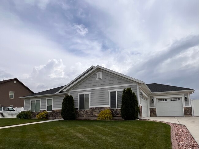 Photo - 611 W 650 S