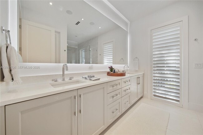 Photo - 6901 Veronese St