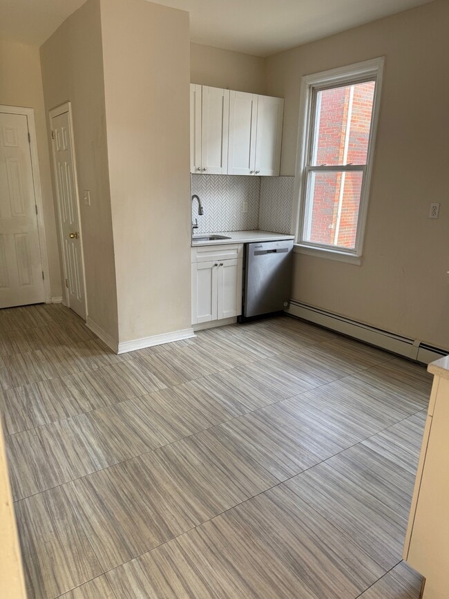 Building Photo - 92 Maple St Unit 2