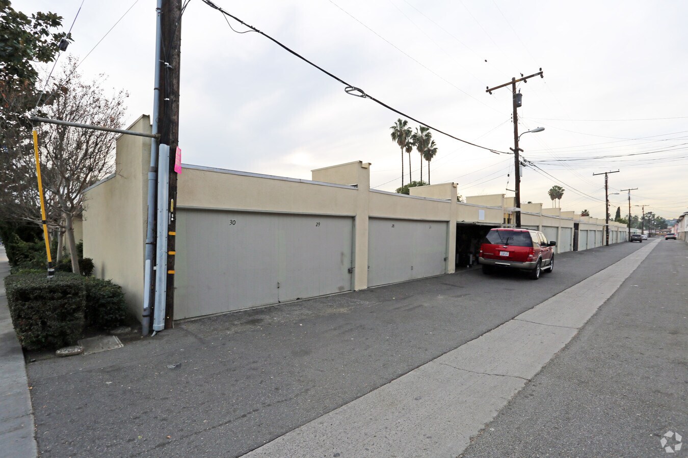 Garages - Garnet Lane Apartments