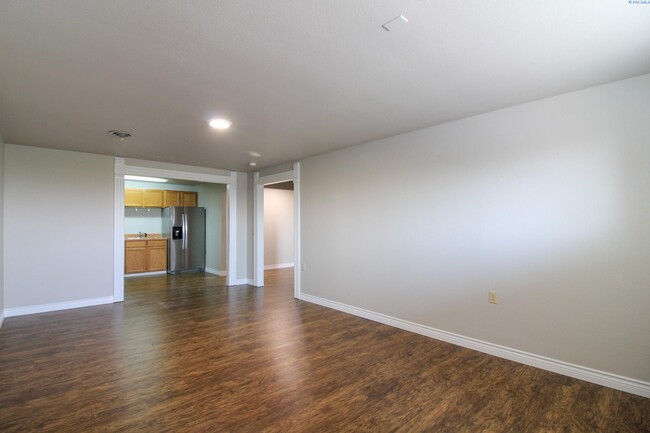 3 Bed/2 Bath Apartment Above Commercial Bu... - 3 Bed/2 Bath Apartment Above Commercial Bu...