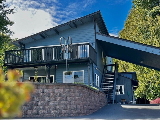 Photo - Newly Remodeled Top-Floor Duplex w/ Lake a...