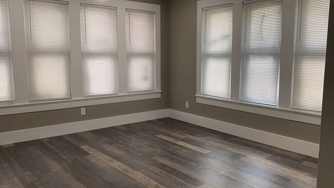 Photo - 302 W Baylor St