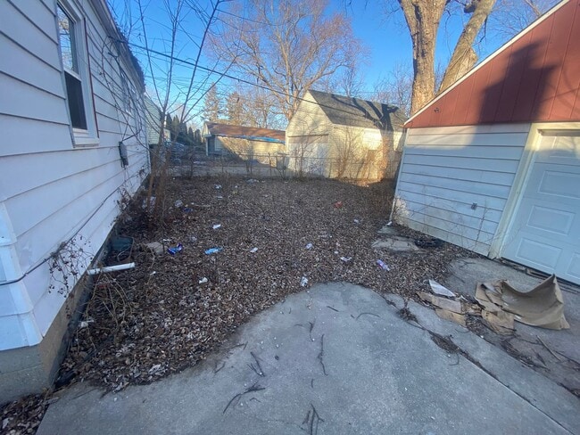 Photo - 3BR SINGLE FAMILY HOME, FULL BASEMENT, GREAT YARD, PARKING, GARAGE