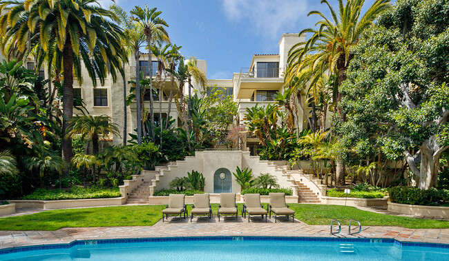 Resort style Pool - 555 Barrington Apartments