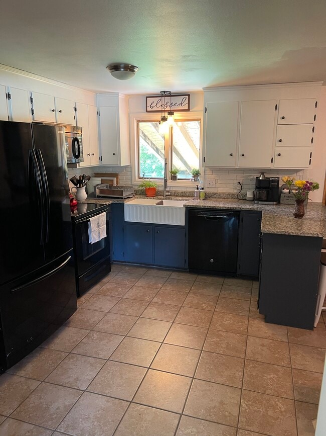 Building Photo - 14 Jo Ellen Dr Unit Upstairs