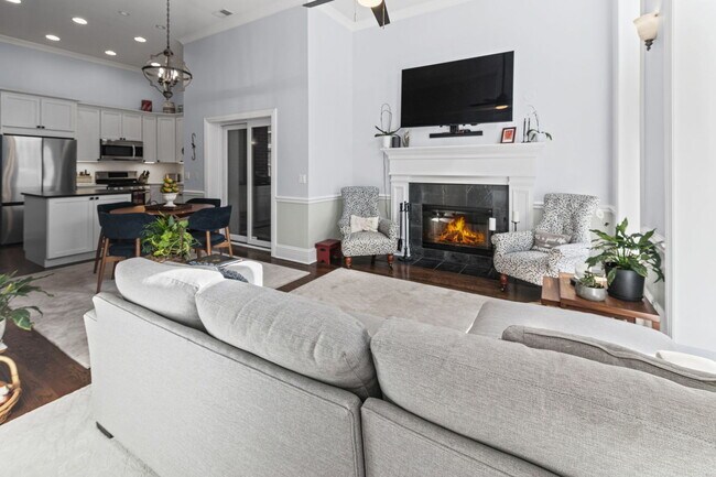 Photo - 922 W Dakin St Unit 1