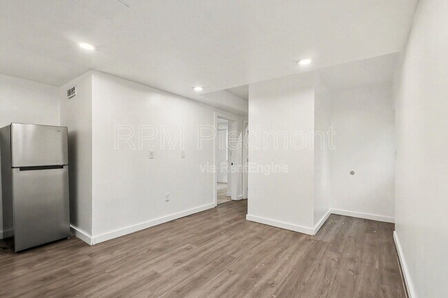 Photo - 2496 Lester St