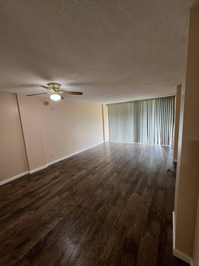 Building Photo - 105 Royal Pk Dr Unit 1D