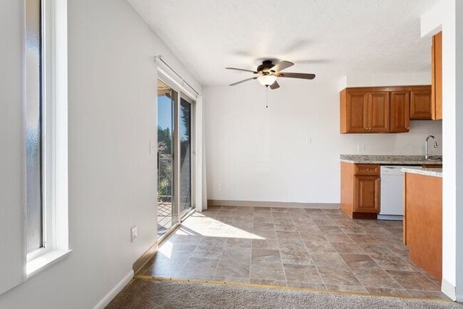 Photo - 2 Bedroom unit close to everything! Unit h... Casa
