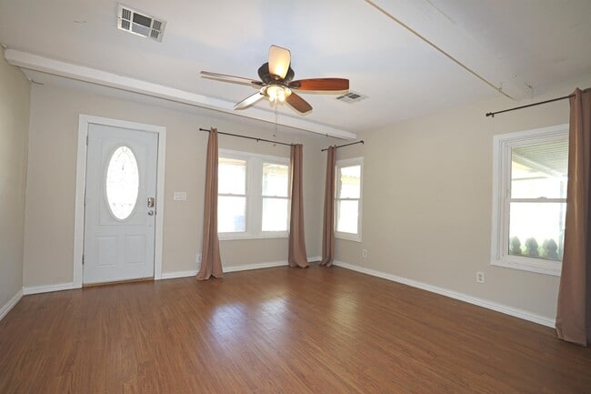 Building Photo - 525 E Jackson Ave