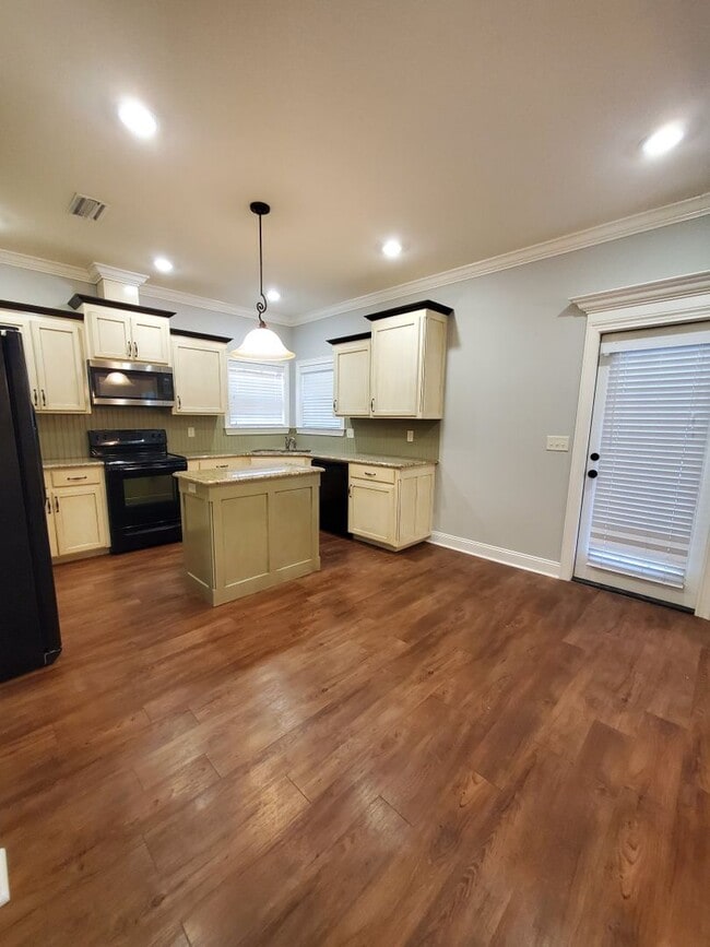 Photo - Modern Elegance in the Vineyards: 3-Bedroom Home with Granite Countertops, Wood Floors, and Priva...
