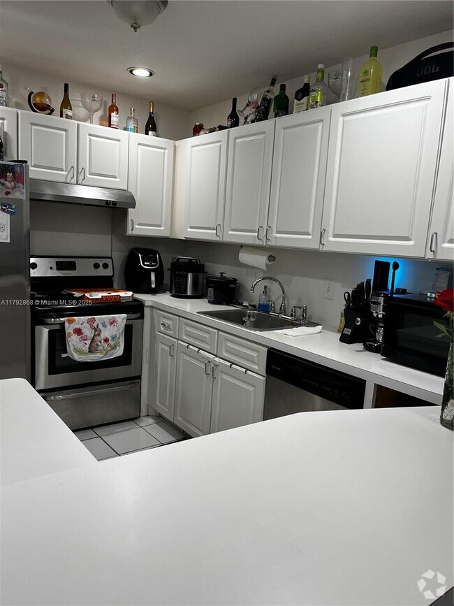 Building Photo - 9004 SW 137th St Unit 8-5 Rental