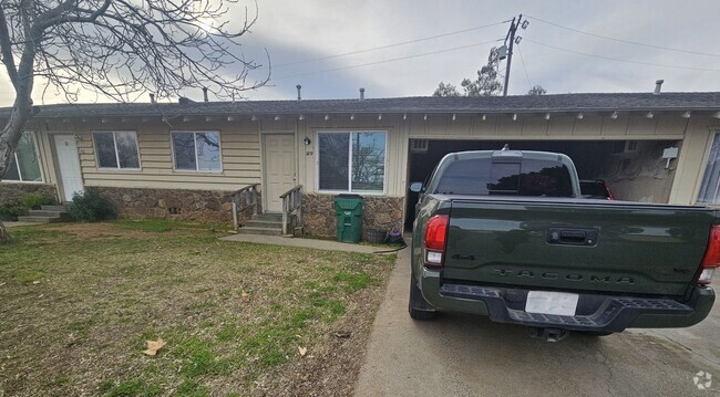 Building Photo - 2 Bedroom 1 Bath Apartment for Rent in Cor... Unit 209
