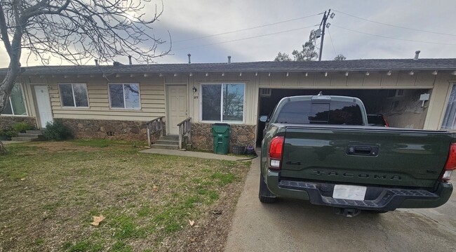 Building Photo - 2 Bedroom 1 Bath Apartment for Rent in Cor... Unit 209